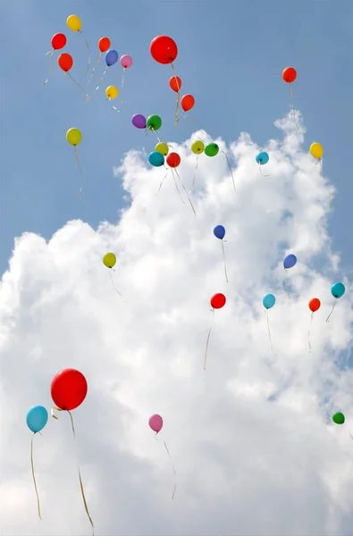 Cielo Blu Nuvole Bianche Con Grandi Palloncini Colorati Gonfiati Con — Foto Stock