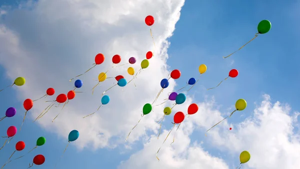 Muchos Globos Colores Vuelan Alto Cielo — Foto de Stock