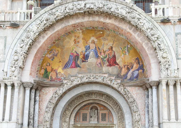 イタリアのヴェネツィア島のメイン広場に聖マルコ大聖堂のファサードに美しい古代の黄金のモザイク — ストック写真