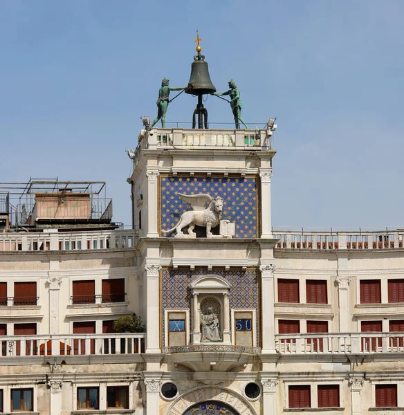 Bell Tower Statues Called Due Mori Venice Italy Winged Lion — Stock Photo, Image