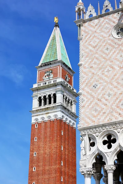 Höga Klocktornet Venedig Strålande Solig Dag Och Hörnet Den Berömda — Stockfoto