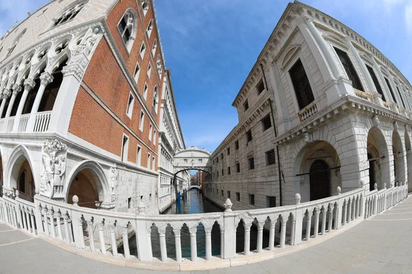 Very Rare Famous Glimpse Venice Italy Bridge Sighs People Due — Stock Photo, Image