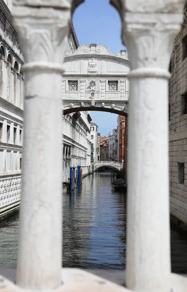 Berühmte Seufzerbrücke Venedig Italien Fotografiert Zwischen Der Brüstung Der Brücke — Stockfoto