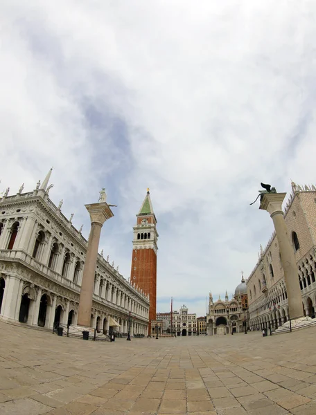 Surreal View Venice Square Bell Tower San Marco People Due — стоковое фото