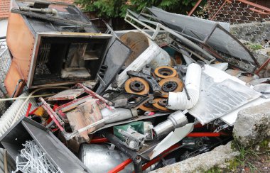 Çevre merkezinin atık sahasında demir madde koleksiyonu