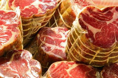 İtalyan şarküterisinde satılık selofan ile Culatello adında pahalı bir sosis.