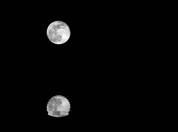 보름달이 반사되는 — 스톡 사진