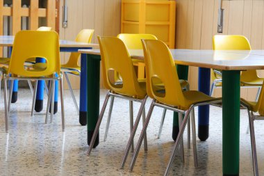 İlkokulda küçük plastik sandalyeli bir sınıfın içi bomboş.