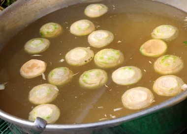 Marketteki manavın tezgahında su ve limonla kesilmiş enginar tabakları.