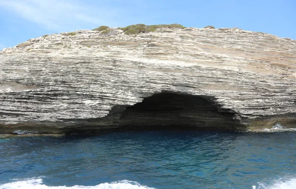Alto Acantilado Una Cueva Mar Mediterráneo Isla Francesa Córcega — Foto de Stock