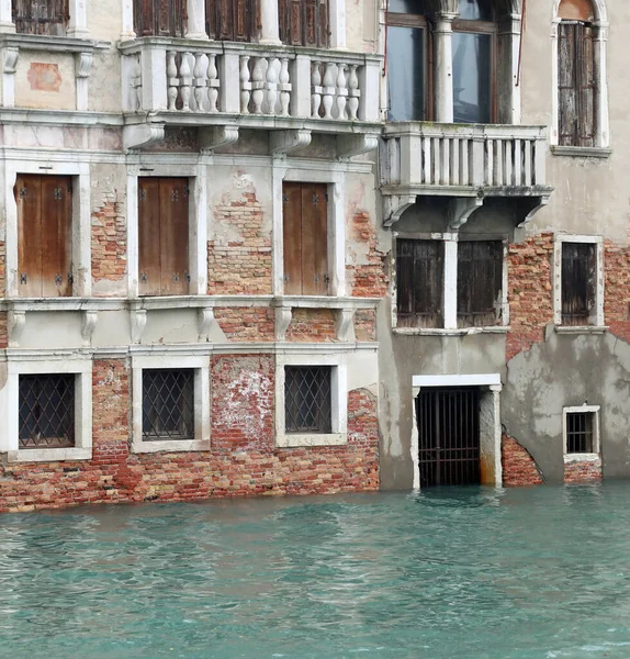 冬のイタリアのヴェネツィアでの洪水の間の宮殿の入り口 — ストック写真