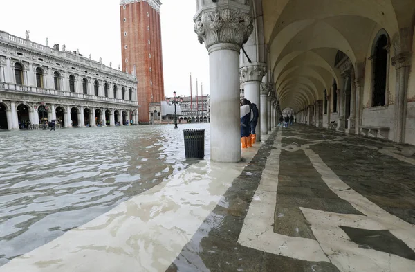 Italien Venedig Nedsänkt Högvatten Översvämningen Och Havsvattnet Som Invaderar Torget — Stockfoto