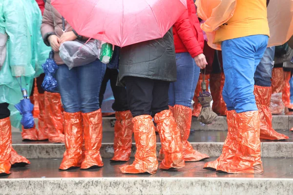 Viele Menschen Mit Speziellen Wasserdichten Gamaschen Auf Den Stufen Der — Stockfoto