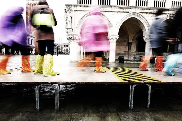 Efecto Dramático Gente Caminando Por Pasarela Elevada Venecia Durante Inundación — Foto de Stock