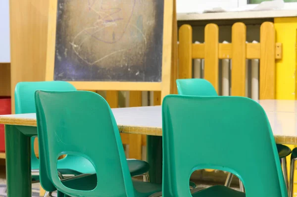 Wnętrze Klasy Szkole Podstawowej Bez Dzieci Małym Zielonym Plastikowym Krzesłem — Zdjęcie stockowe