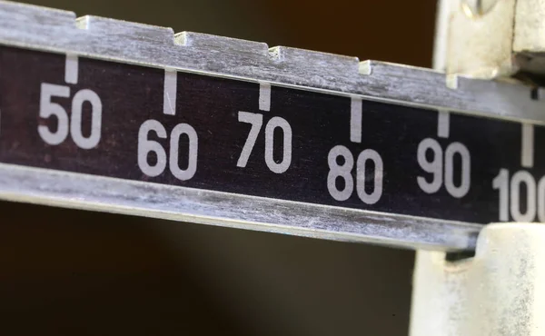 Peso Igual 100 Balança Pesagem Clínica Nutricionista Durante Exame Médico — Fotografia de Stock