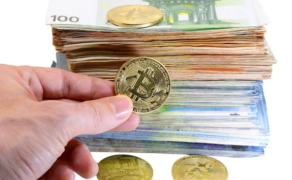 Χέρι Ένα Bitcoin Και Μια Στοίβα Τραπεζογραμματίων Ευρώ Λευκό Φόντο — Φωτογραφία Αρχείου