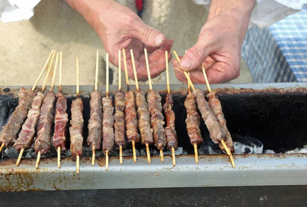Mano Cuoco Durante Cottura Barbecue Molti Arrosticini Realizzati Con Carne — Foto Stock