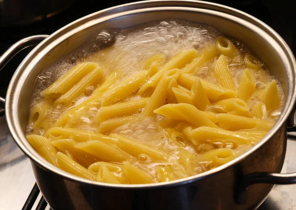 意大利面在家里厨房的锅里用开水煮 — 图库照片