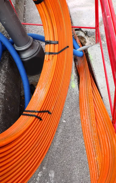 挖掘道路 铺设光纤基础设施电缆管道 使全市所有房屋都能快速上网 — 图库照片