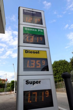 Benzin istasyonu tabelasında gösterilen çeşitli otomotiv yakıt türlerinin fiyatları