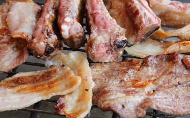 Izgara domuz pastırması ve domuz pirzolası.