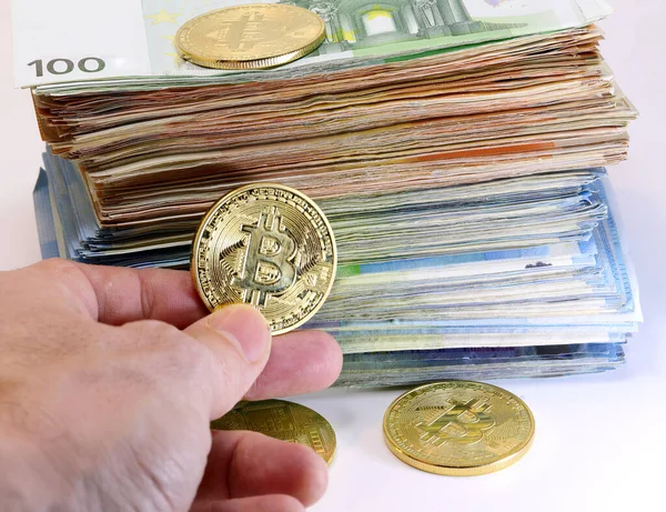 Mano Speculatore Con Bitcoin Una Pila Molti Soldi Banconote Euro — Foto Stock