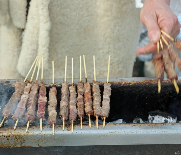 Баррель Многих Arrosticini Мяса Овец Региона Абруццо Италии — стоковое фото