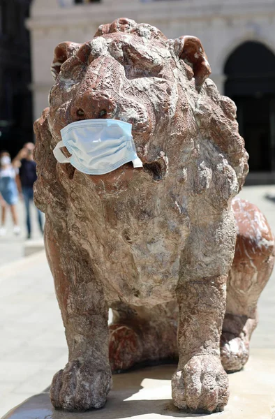 Divertente Statua Del Leone Venezia Maschera Chirurgica Durante Isolamento Dal — Foto Stock