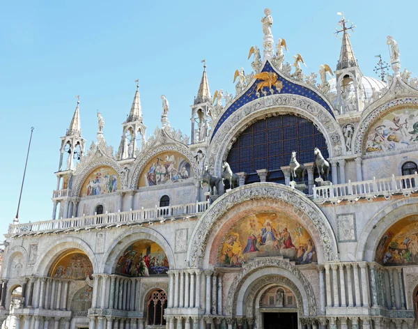 Markusbasilika Venedig Italien Mit Goldenen Statuen Und Wertvollem Mosaik — Stockfoto