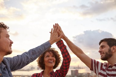 Üç gülümseyen sokulgan çak bir beşlik iş