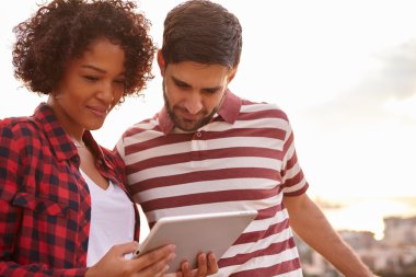 Tablet vasıl seyir tatlı genç Çift