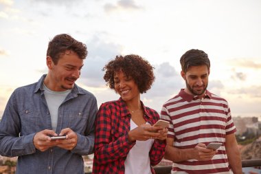 Üç arkadaş arıyorum telefonlar