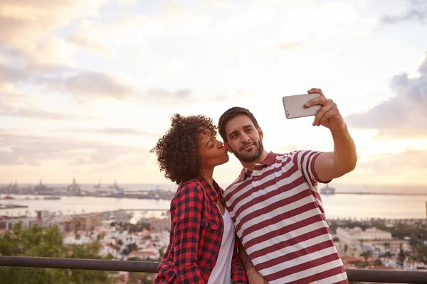 Pareja tomando selfie con teléfono celular — Foto de Stock