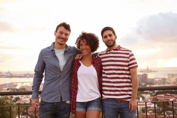 Tre amici felici in posa per la foto — Foto Stock