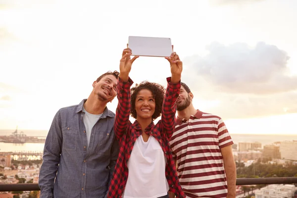 Trois amis heureux prenant selfie — Photo