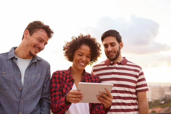 Trois amis mignons regardant tablette — Photo