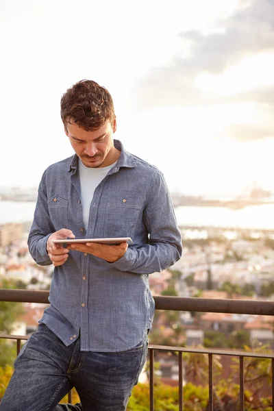 Jeune homme sur le pont avec tablette — Photo