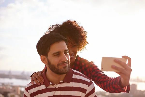 Giovane coppia prendendo divertente selfie — Foto Stock