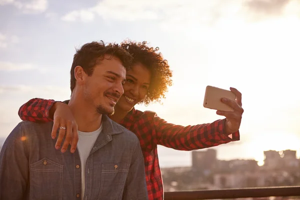 Feliz jovem casal tomando selfie — Fotografia de Stock