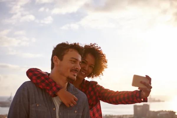 Liefdevolle jong koppel selfie te nemen — Stockfoto