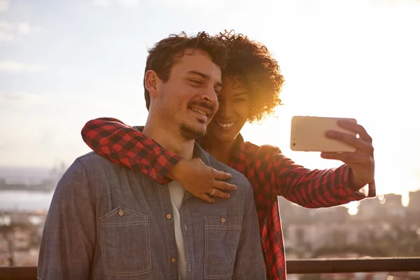 Αγαπώντας το νεαρό ζευγάρι λήψη selfie — Φωτογραφία Αρχείου