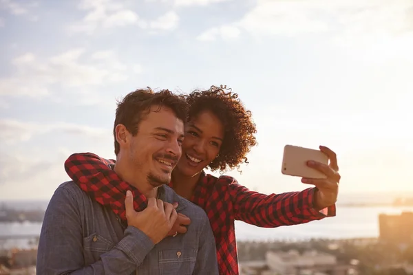 Jovem casal posando para selfie — Fotografia de Stock