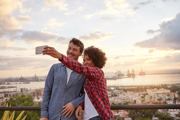 Giovane coppia sul ponte prendendo selfie — Foto Stock