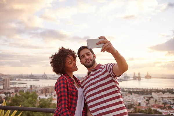 두 젊은 친구 selfie를 복용 — 스톡 사진