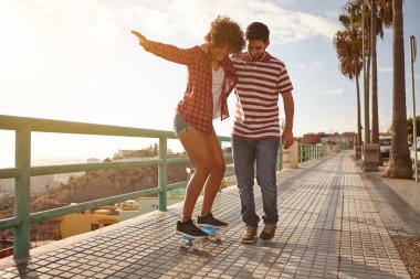 Kaykay dersi için dışarı genç Çift