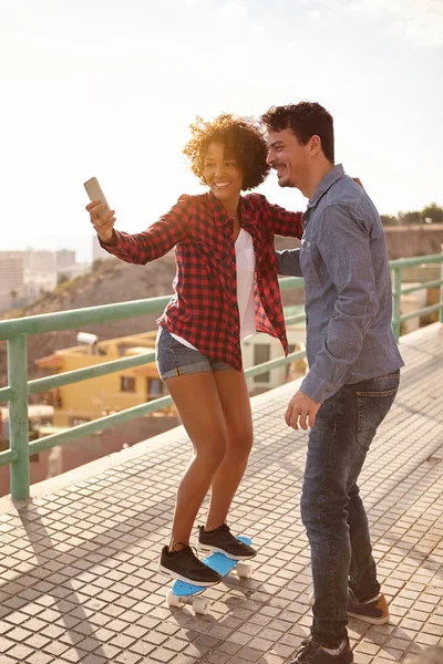 Kız selfie için kaykay üzerinde poz — Stok fotoğraf