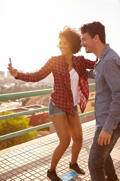 Ragazza in posa su skateboard per selfie — Foto Stock