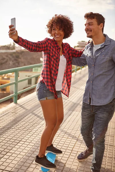 Genç çift alarak selfie kaykay üzerinde — Stok fotoğraf
