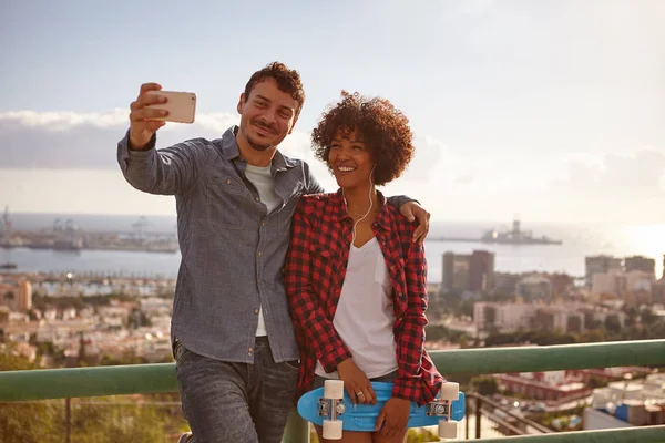 Glada unga par poserar för selfie — Stockfoto